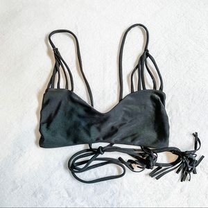 acacia top in storm (black).